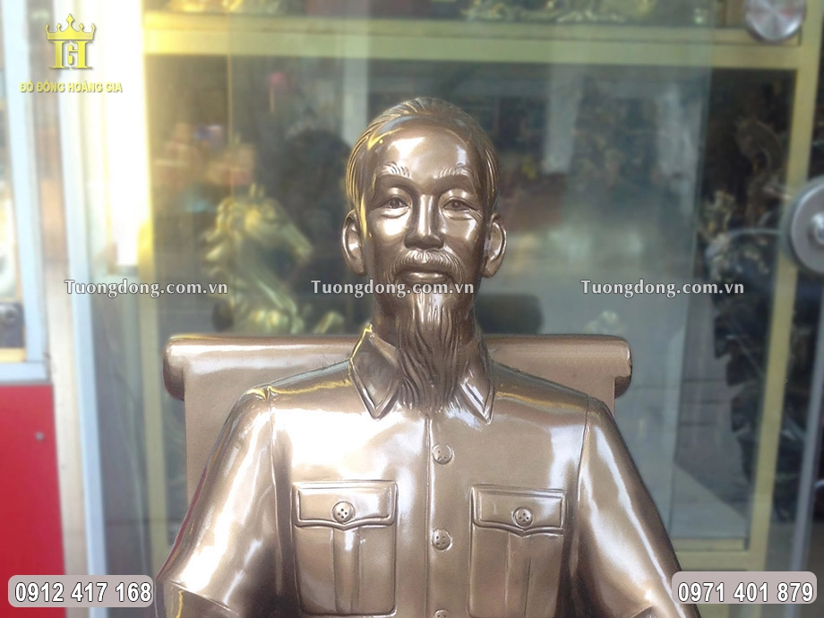 Gương mặt uy nghiêm, hiền hậu của Bác được chạm khắc sắc nét